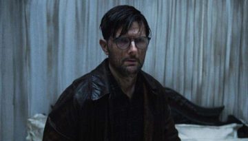 Κυκλοφόρησε το πρώτο teaser του «Hokum» με πρωταγωνιστή τον Άνταμ Σκοτ