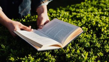 Κυριακή: Η γεωγραφία της μοναξιάς μέσα από εμβληματικά ποιήματα