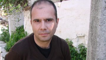 &Kappa;ώ&sigma;&tau;&alpha;&sigmaf; &Zeta;έ&kappa;&omicron;&sigmaf;: &laquo;&hellip;&upsilon;&pi;&omicron;&kappa;&rho;&iota;&tau;&iota;&kappa;ή &epsilon;ί&nu;&alpha;&iota; &eta; &sigma;&tau;&iota;&gamma;&mu;ή &pi;&omicron;&upsilon; &alpha;&nu;&alpha;&pi;&nu;έ&epsilon;&iota;&sigmaf; &mu;&alpha;&zeta;ί &mu;&epsilon; &tau;&omicron;&nu; &theta;&epsilon;&alpha;&tau;ή&hellip;&raquo;