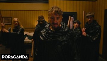 Ο Τομ Φέλτον εξηγεί πώς έγινε και πάλι ο κακός, αυτή τη φορά στο “Θα Σε Σκοτώσουν”