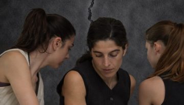“BONES” στο Πλύφα: Το χορογραφικό έργο της Τέτης Νικολοπούλου εξερευνά τη σχέση ανάμεσα στη δομή, τη στήριξη και τη ρωγμή μέσα από το ανθρώπινο σώμα