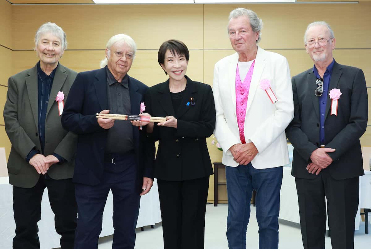 Deep-Purple-sinantisi-me-tin