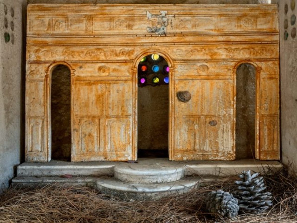 “ICONOSTASES”: Το φωτογραφικό έργο της Μαρίλιας Φωτοπούλου προσεγγίζει τα εικονοστάσια ως μεταβατικούς τόπους μνήμης