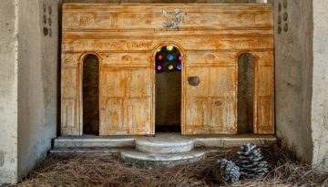 “ICONOSTASES”: Το φωτογραφικό έργο της Μαρίλιας Φωτοπούλου προσεγγίζει τα εικονοστάσια ως μεταβατικούς τόπους μνήμης