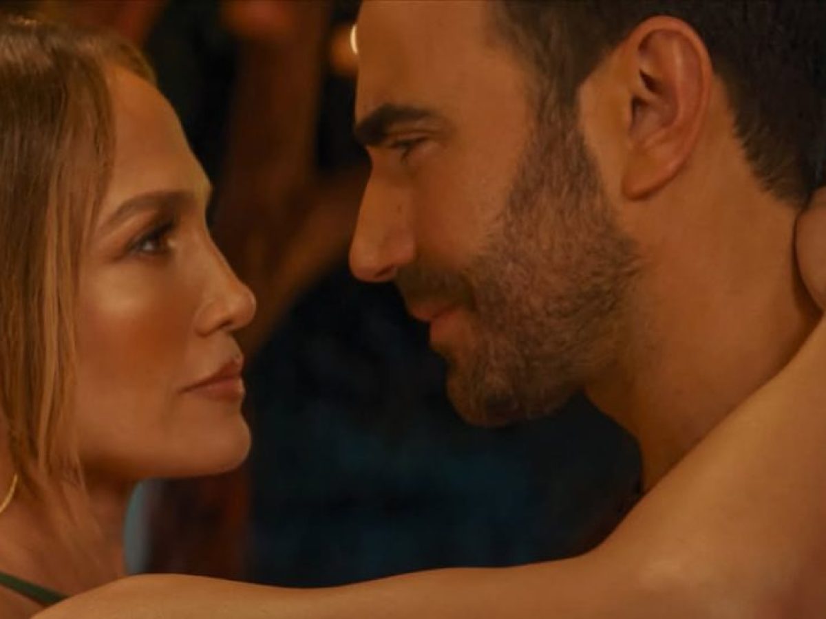 Jennifer Lopez &ndash; Brett Goldstein: &Eta; &nu;έ&alpha; &rho;&omicron;&mu;&alpha;&nu;&tau;&iota;&kappa;ή comedy &laquo;Office Romance&raquo;