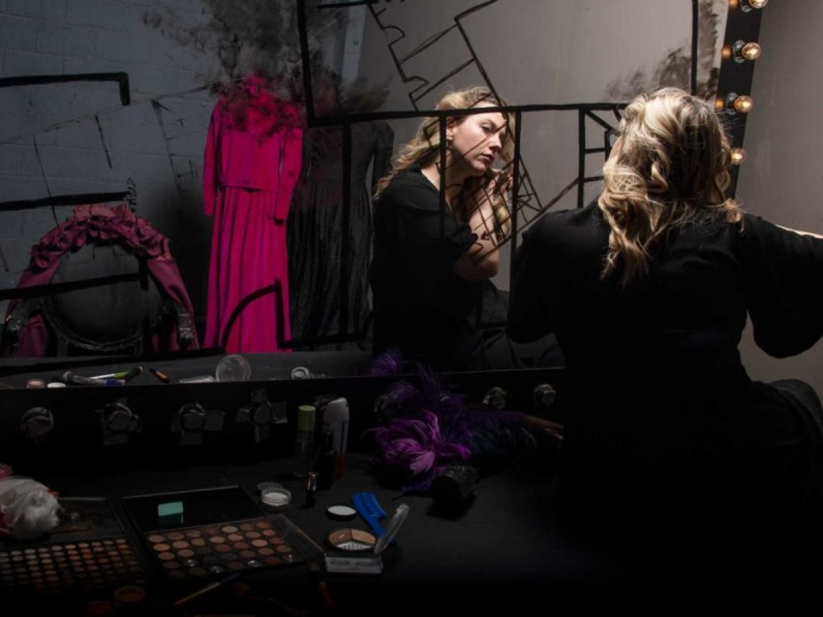 Μπουμπουλίνας 18: Το βιβλίο της Κίττυς Αρσένη από την Σοφία Καραγιάννη στο Θέατρο του Νέου Κόσμου