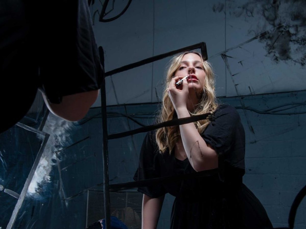 Η Αμαλία Αρσένη μετατρέπει το οικογενειακό τραύμα σε θεατρικό έργο με το «Μπουμπουλίνας 18»