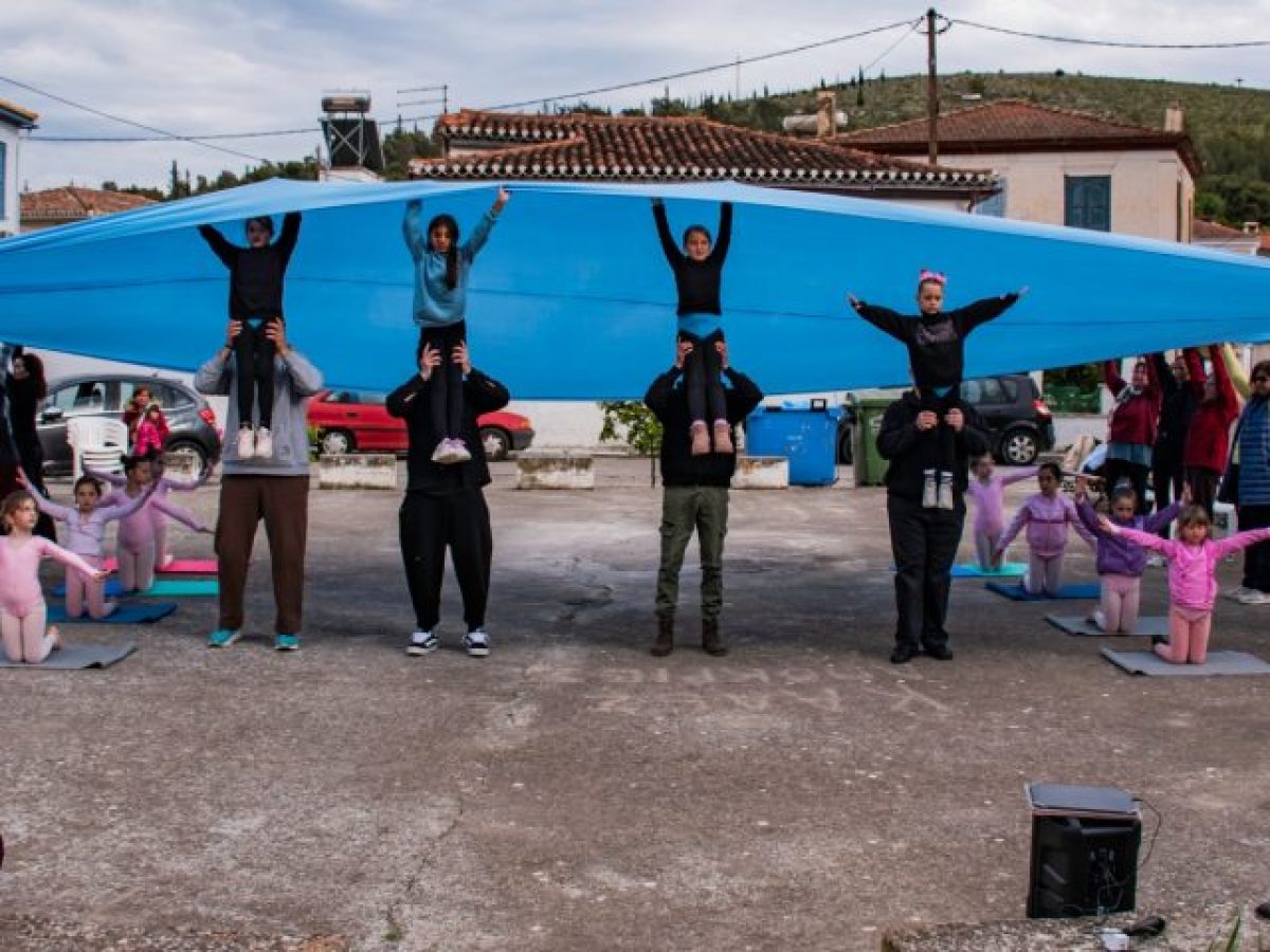 &laquo;&Mu;&Alpha;&Zeta;&Iota; &sigma;&tau;&eta; &Zeta;&omega;ή, &Mu;&alpha;&zeta;ί &sigma;&tau;&eta; &Sigma;&kappa;&eta;&nu;ή.&nbsp;&Mu;ί&alpha; &iota;&sigma;&tau;&omicron;&rho;ί&alpha; &alpha;&pi;ό &tau;&omicron; &Gamma;&alpha;&lambda;&alpha;&xi;&epsilon;ί&delta;&iota;&raquo;: &Eta; &sigma;&upsilon;&mu;&pi;&epsilon;&rho;&iota;&lambda;&eta;&pi;&tau;&iota;&kappa;ή &pi;&alpha;&rho;ά&sigma;&tau;&alpha;&sigma;&eta; έ&rho;&chi;&epsilon;&tau;&alpha;&iota; &sigma;&tau;&omicron; &Mu;έ&gamma;&alpha;&rho;&omicron; &Mu;&omicron;&upsilon;&sigma;&iota;&kappa;ή&sigmaf; &Alpha;&theta;&eta;&nu;ώ&nu;