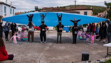 &laquo;&Mu;&Alpha;&Zeta;&Iota; &sigma;&tau;&eta; &Zeta;&omega;ή, &Mu;&alpha;&zeta;ί &sigma;&tau;&eta; &Sigma;&kappa;&eta;&nu;ή.&nbsp;&Mu;ί&alpha; &iota;&sigma;&tau;&omicron;&rho;ί&alpha; &alpha;&pi;ό &tau;&omicron; &Gamma;&alpha;&lambda;&alpha;&xi;&epsilon;ί&delta;&iota;&raquo;: &Eta; &sigma;&upsilon;&mu;&pi;&epsilon;&rho;&iota;&lambda;&eta;&pi;&tau;&iota;&kappa;ή &pi;&alpha;&rho;ά&sigma;&tau;&alpha;&sigma;&eta; έ&rho;&chi;&epsilon;&tau;&alpha;&iota; &sigma;&tau;&omicron; &Mu;έ&gamma;&alpha;&rho;&omicron; &Mu;&omicron;&upsilon;&sigma;&iota;&kappa;ή&sigmaf; &Alpha;&theta;&eta;&nu;ώ&nu;