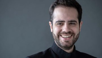 «Νέος Κόσμος και Νόστος: 250 χρόνια Αμερικανική ανεξαρτησία»: Ο μαέστρος Ντίνις Σόουσα στην πρώτη του εμφάνιση με την Κρατική Ορχήστρα Αθηνών