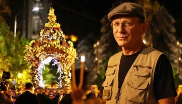 Ντάνιελ Κρεγκ – Ρέιτσελ Βάις: Στην περιφορά του Επιταφίου στον Άγιο Κωνσταντίνο Γλυφάδας