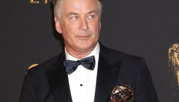 Ο Alec Baldwin στο Kockroach δίπλα σε Chris Hemsworth και Taron Egerton