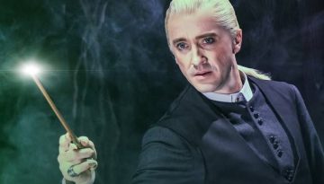 Ο Tom Felton «ξαναφορά το μαντήλι του slytherin» στο Broadway