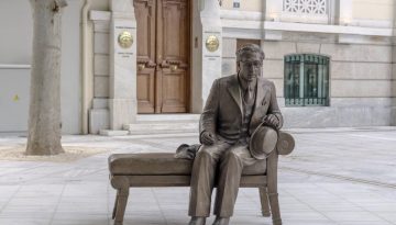 Ο Καβάφης επιστρέφει στην Αθήνα: Ένα γλυπτό για την πόλη, δωρεά του Ιδρύματος Ωνάση σε συνεργασία με τον Δήμο Αθηναίων
