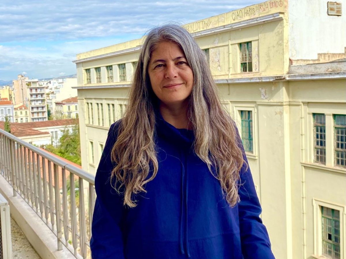 &Sigma;έ&lambda;&beta;&alpha; &Alpha;&lambda;&mu;ά&delta;&alpha;: &Eta; &gamma;&upsilon;&nu;&alpha;ί&kappa;&alpha; &pi;&omicron;&upsilon; &laquo;&zeta;&omega;&gamma;&rho;&alpha;&phi;ί&zeta;&epsilon;&iota;&raquo; &tau;&eta; &beta;ί&alpha; &kappa;&alpha;&iota; &tau;&alpha; &mu;&upsilon;&sigma;&tau;&iota;&kappa;ά &tau;&eta;&sigmaf; &Alpha;&rho;&gamma;&epsilon;&nu;&tau;&iota;&nu;ή&sigmaf;