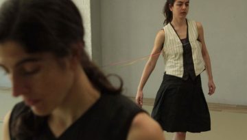&Tau;έ&tau;&eta; &Nu;&iota;&kappa;&omicron;&lambda;&omicron;&pi;&omicron;ύ&lambda;&omicron;&upsilon;: &laquo;&hellip;&sigma;&tau;&omicron;&nu; &kappa;&alpha;&theta;έ&nu;&alpha; &mu;&alpha;&sigmaf;, &kappa;&rho;ύ&beta;&epsilon;&tau;&alpha;&iota; έ&nu;&alpha; &tau;&rho;&alpha;&upsilon;&mu;&alpha;&tau;&iota;&sigma;&mu;έ&nu;&omicron; &pi;&alpha;&iota;&delta;ί&hellip;&raquo;