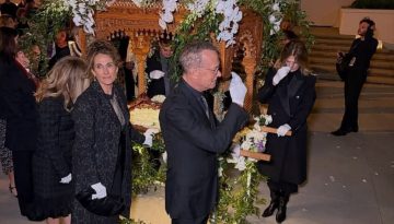 Τομ Χανκς: Σήκωσε τον επιτάφιο και γιόρτασε το Πάσχα στο Χόλιγουντ