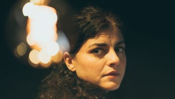 &Beta;ί&kappa;&upsilon; &Kappa;&alpha;&lambda;&pi;ά&kappa;&alpha;: &laquo;&hellip;&tau;&alpha; &pi;&alpha;&rho;&alpha;&pi;&alpha;&nu;ή&sigma;&iota;&alpha; &tau;&epsilon;&rho;&tau;ί&pi;&iota;&alpha;, &alpha;&pi;&omicron;&delta;&upsilon;&nu;&alpha;&mu;ώ&nu;&omicron;&upsilon;&nu; &tau;&omicron;&nu; &rho;ό&lambda;&omicron; &kappa;&alpha;&iota; &tau;&eta;&nu; &iota;&sigma;&tau;&omicron;&rho;ί&alpha;&raquo;