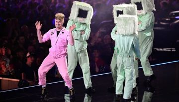 Eurovision 2026: Η στιγμή που συγκίνησε τους Eurofans – Οι Δανοί κάλεσαν τον Βρετανό στο τραπέζι τους, επειδή καθόταν μόνος – ΒΙΝΤΕΟ