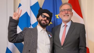Eurovision 2026: Ο πρέσβης της Ελλάδας στην Αυστρία υποδέχθηκε τον Akyla