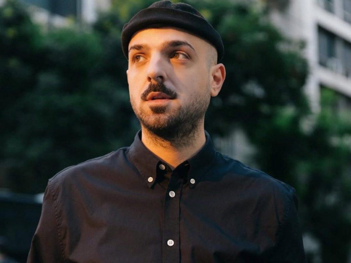 Mad premiere: &Alpha;&kappa;&omicron;ύ&sigma;&alpha;&mu;&epsilon; &pi;&rho;ώ&tau;&omicron;&iota; &tau;&omicron; &nu;έ&omicron; &alpha;&kappa;&upsilon;&kappa;&lambda;&omicron;&phi;ό&rho;&eta;&tau;&omicron; ά&lambda;&mu;&pi;&omicron;&upsilon;&mu; &tau;&omicron;&upsilon; Apon &laquo;&Eta;&chi;&omicron;&gamma;έ&nu;&epsilon;&iota;&alpha;&raquo;