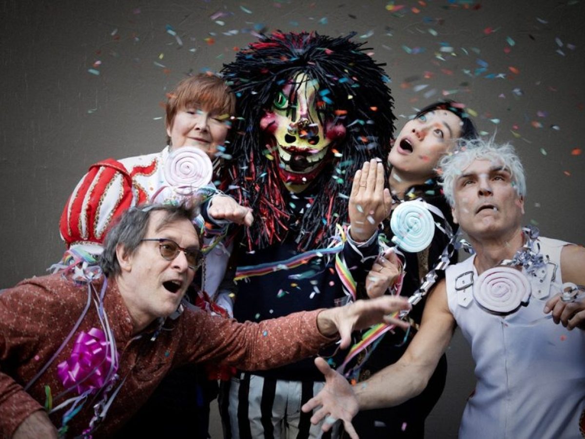 The 5th Season &ndash; Fat Tuesday, &alpha;&pi;ό &tau;&omicron;&nu; &theta;ί&alpha;&sigma;&omicron; Novoflot &sigma;&tau;&eta;&nu; &Epsilon;&nu;&alpha;&lambda;&lambda;&alpha;&kappa;&tau;&iota;&kappa;ή &Sigma;&kappa;&eta;&nu;ή &Epsilon;&Lambda;&Sigma;