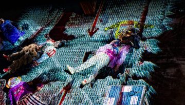 &ldquo;The 5th Season &ndash; Fat Tuesday&rdquo;: &Omicron;&iota; Novoflot &epsilon;&pi;&iota;&sigma;&tau;&rho;έ&phi;&omicron;&upsilon;&nu; &sigma;&tau;&eta;&nu; &Epsilon;&nu;&alpha;&lambda;&lambda;&alpha;&kappa;&tau;&iota;&kappa;ή &Sigma;&kappa;&eta;&nu;ή &tau;&eta;&sigmaf; &Epsilon;&theta;&nu;&iota;&kappa;ή&sigmaf; &Lambda;&upsilon;&rho;&iota;&kappa;ή&sigmaf; &Sigma;&kappa;&eta;&nu;ή&sigmaf; &mu;&epsilon; &mu;&iota;&alpha; &mu;&omicron;&upsilon;&sigma;&iota;&kappa;&omicron;&theta;&epsilon;&alpha;&tau;&rho;&iota;&kappa;ή &pi;&rho;&omicron;&sigma;έ&gamma;&gamma;&iota;&sigma;&eta; &tau;&omega;&nu; &delta;&iota;&epsilon;&theta;&nu;ώ&nu; &pi;&omicron;&lambda;&iota;&tau;&iota;&sigma;&mu;ώ&nu; &tau;&omicron;&upsilon; &kappa;&alpha;&rho;&nu;&alpha;&beta;&alpha;&lambda;&iota;&omicron;ύ