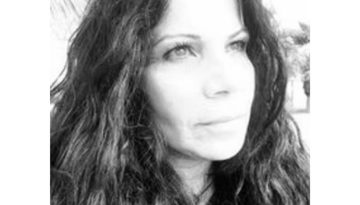 Δέσποινα Καραντάνη – Μια ζωγραφική «Βύθιση» στο μπλε της θάλασσας