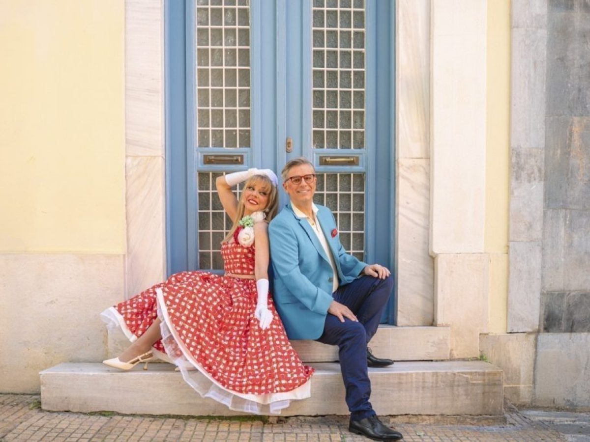 &Omicron; &Alpha;&lambda;έ&kappa;&omicron;&sigmaf; &beta;&gamma;ή&kappa;&epsilon; &alpha;&pi;&rsquo; &tau;&omicron;&nu; &pi;&alpha;&rho;ά&delta;&epsilon;&iota;&sigma;&omicron;: &Mu;&iota;&alpha; &mu;&omicron;&upsilon;&sigma;&iota;&kappa;&omicron;&theta;&epsilon;&alpha;&tau;&rho;&iota;&kappa;ή &pi;&alpha;&rho;ά&sigma;&tau;&alpha;&sigma;&eta; &alpha;&phi;&iota;&epsilon;&rho;&omega;&mu;έ&nu;&eta; &sigma;&tau;&omicron;&nu; &Alpha;&lambda;έ&kappa;&omicron; &Sigma;&alpha;&kappa;&epsilon;&lambda;&lambda;ά&rho;&iota;&omicron;