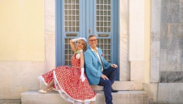 &Omicron; &Alpha;&lambda;έ&kappa;&omicron;&sigmaf; &beta;&gamma;ή&kappa;&epsilon; &alpha;&pi;&rsquo; &tau;&omicron;&nu; &pi;&alpha;&rho;ά&delta;&epsilon;&iota;&sigma;&omicron;: &Mu;&iota;&alpha; &mu;&omicron;&upsilon;&sigma;&iota;&kappa;&omicron;&theta;&epsilon;&alpha;&tau;&rho;&iota;&kappa;ή &pi;&alpha;&rho;ά&sigma;&tau;&alpha;&sigma;&eta; &alpha;&phi;&iota;&epsilon;&rho;&omega;&mu;έ&nu;&eta; &sigma;&tau;&omicron;&nu; &Alpha;&lambda;έ&kappa;&omicron; &Sigma;&alpha;&kappa;&epsilon;&lambda;&lambda;ά&rho;&iota;&omicron;