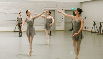 &laquo;Metamorphosis&raquo;· &Pi;&alpha;&rho;ά&sigma;&tau;&alpha;&sigma;&eta; &Alpha;&nu;ώ&tau;&epsilon;&rho;&eta;&sigmaf; &Epsilon;&pi;&alpha;&gamma;&gamma;&epsilon;&lambda;&mu;&alpha;&tau;&iota;&kappa;ή&sigmaf; &Sigma;&chi;&omicron;&lambda;ή&sigmaf; &Chi;&omicron;&rho;&omicron;ύ &Epsilon;&Lambda;&Sigma;