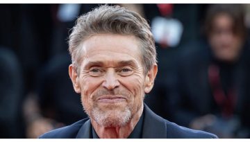 SNF Nostos: &Omicron;&iota; Willem Dafoe, Jason Isaacs, Br&iacute;an F. O&rsquo;Byrne &delta;&iota;&alpha;&beta;ά&zeta;&omicron;&upsilon;&nu; &tau;&omicron;&nu; &laquo;&Epsilon;&chi;&theta;&rho;ό &tau;&omicron;&upsilon; &Lambda;&alpha;&omicron;ύ&raquo; &tau;&omicron;&upsilon; &Chi;έ&nu;&rho;&iota;&kappa; Ί&psi;&epsilon;&nu;