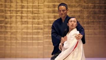 &ldquo;Seppuku. The Funeral of Mishima or the Pleasure of Dying.&rdquo;: &Eta; Ang&eacute;lica Liddell &epsilon;&pi;&alpha;&nu;έ&rho;&chi;&epsilon;&tau;&alpha;&iota; &sigma;&tau;&eta; &sigma;&kappa;&eta;&nu;ή &tau;&eta;&sigmaf; &Pi;&epsilon;&iota;&rho;&alpha;&iota;ώ&sigmaf; 260
