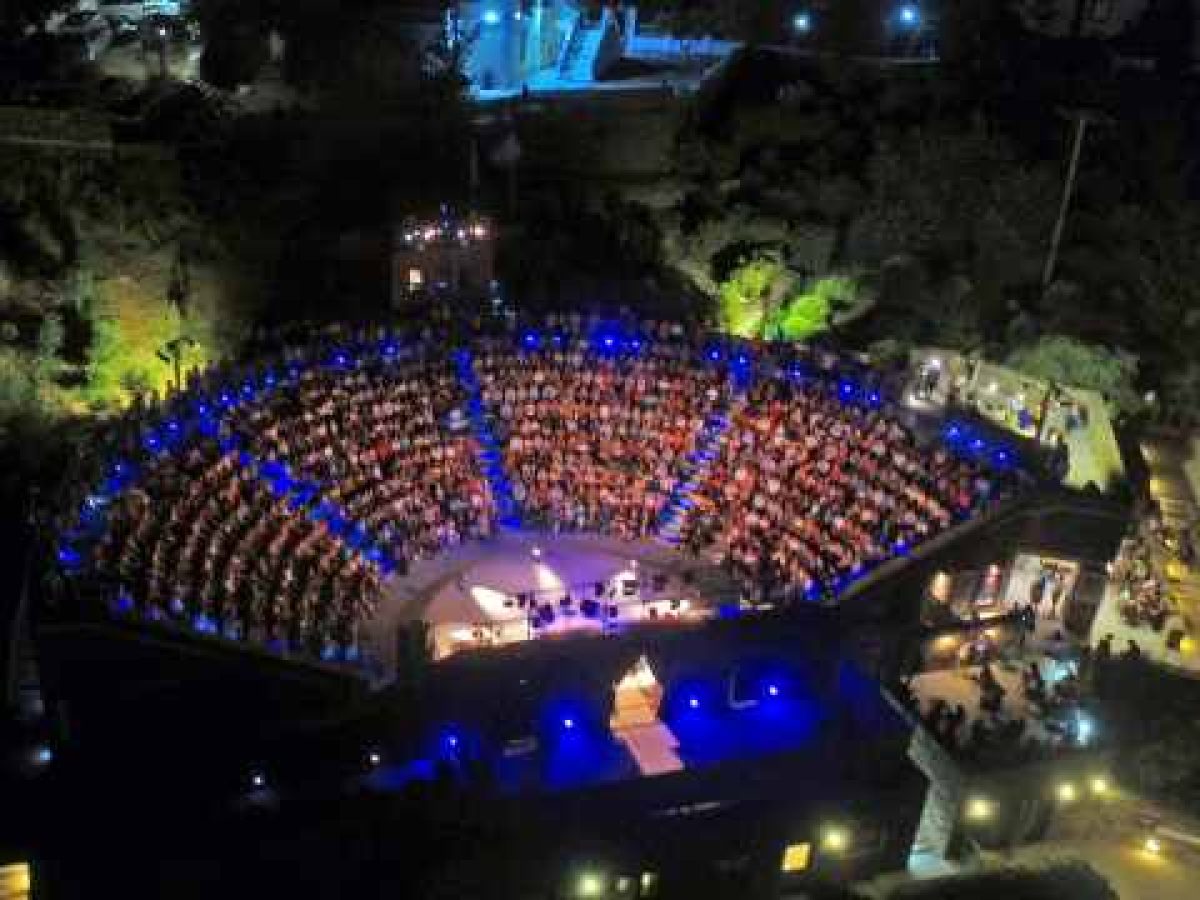 &Delta;&iota;&epsilon;&theta;&nu;έ&sigmaf; &Phi;&epsilon;&sigma;&tau;&iota;&beta;ά&lambda; Ά&nu;&delta;&rho;&omicron;&upsilon;: Έ&rho;&chi;&epsilon;&tau;&alpha;&iota; &mu;&epsilon; &sigma;&upsilon;&nu;&alpha;&upsilon;&lambda;ί&epsilon;&sigmaf; &gamma;&nu;&omega;&sigma;&tau;ώ&nu; &kappa;&alpha;&lambda;&lambda;&iota;&tau;&epsilon;&chi;&nu;ώ&nu; &kappa;&alpha;&iota; &delta;&eta;&mu;&omicron;&phi;&iota;&lambda;&epsilon;ί&sigmaf; &theta;&epsilon;&alpha;&tau;&rho;&iota;&kappa;έ&sigmaf; &pi;&alpha;&rho;&alpha;&sigma;&tau;ά&sigma;&epsilon;&iota;&sigmaf;