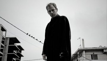 &Delta;&iota;&psi;ά&epsilon;&iota; &tau;&iota;&sigmaf; &Nu;ύ&chi;&tau;&epsilon;&sigmaf;, &tau;&omicron;&upsilon; &Eta;&lambda;ί&alpha; &Mu;&alpha;&gamma;&kappa;&lambda;ί&nu;&eta; &sigma;&tau;&omicron; &Delta;&eta;&mu;&omicron;&tau;&iota;&kappa;ό &Theta;έ&alpha;&tau;&rho;&omicron; &Pi;&epsilon;&iota;&rho;&alpha;&iota;ά