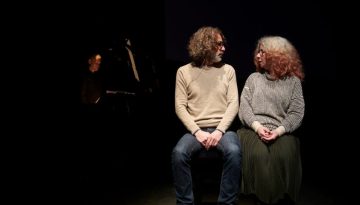 &ldquo;Four Walls and a Roof&rdquo;: &Omicron; &Rho;&alpha;&mu;&pi;ί &Mu;&rho;&omicron;&upsilon;έ &epsilon;&pi;&iota;&sigma;&tau;&rho;έ&phi;&epsilon;&iota; &sigma;&tau;&eta;&nu; &Pi;&epsilon;&iota;&rho;&alpha;&iota;ώ&sigmaf; 260