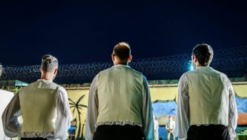 &Alpha;&pi;ό &tau;&iota;&sigmaf; &phi;&upsilon;&lambda;&alpha;&kappa;έ&sigmaf; &sigma;&tau;&eta;&nu; &Alpha;&Iota; &kappa;&alpha;&iota; &tau;&eta; &Nu;έ&alpha; &Sigma;&tau;&omicron;ά &Alpha;&rho;&sigma;&alpha;&kappa;&epsilon;ί&omicron;&upsilon;: &Tau;&omicron; &theta;έ&alpha;&tau;&rho;&omicron; &pi;&omicron;&upsilon; &mu;&alpha;&sigmaf; &alpha;&lambda;&lambda;ά&zeta;&epsilon;&iota; &ndash; &Tau;&Omicron; &Beta;&Eta;&Mu;&Alpha;