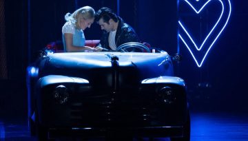 Grease &sigma;&tau;&omicron; Christmas Theater: &tau;&omicron; &mu;&iota;&omicron;ύ&zeta;&iota;&kappa;&alpha;&lambda;-&pi;ά&rho;&tau;&iota; &sigma;&tau;&eta;&nu; &Alpha;&theta;ή&nu;&alpha;