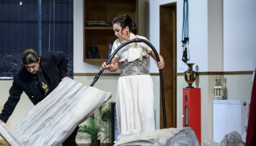 &Eta; &laquo;&Kappa;&alpha;&rho;&upsilon;ά&tau;&iota;&delta;&alpha;!&raquo; &tau;&omicron;&upsilon; &Gamma;&iota;ώ&rho;&gamma;&omicron;&upsilon; &Kappa;&alpha;&pi;&omicron;&upsilon;&tau;&zeta;ί&delta;&eta; &xi;&epsilon;&kappa;&iota;&nu;ά&epsilon;&iota; &kappa;&alpha;&lambda;&omicron;&kappa;&alpha;&iota;&rho;&iota;&nu;ή &pi;&epsilon;&rho;&iota;&omicron;&delta;&epsilon;ί&alpha;