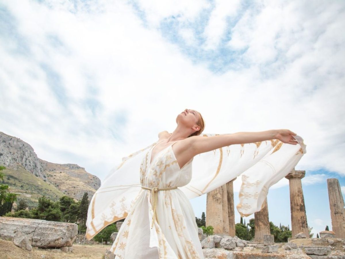 Πνοή Φωτός: Μια αρχαϊκή κόρη θυμάται χορεύοντας στο Ιερό του Απόλλωνα – Mononews.gr