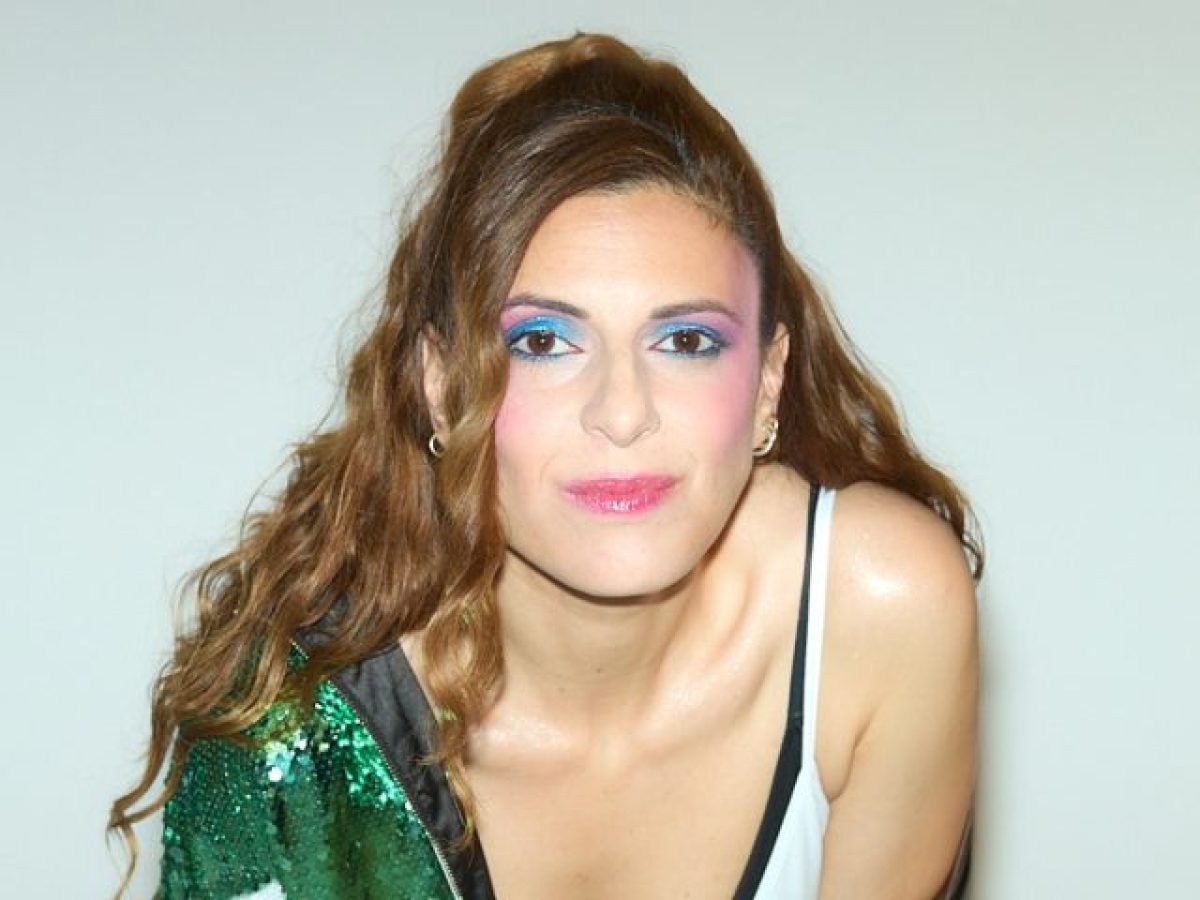 Η Angelika Dusk για ένα καλοκαιρινό ραντεβού στην αυλή της Γαλιάντρας