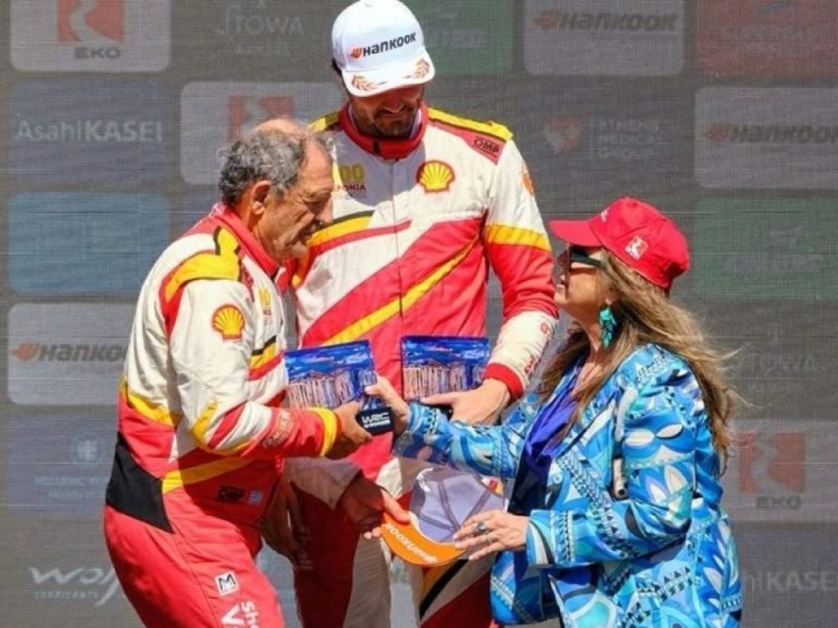 Rally Acropolis 2026: Απονομή του τροπαίου των νικητών δια χειρός Μίνας Παπαθεοδώρου Βαλυράκη