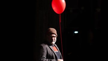 &Gamma;&iota;ώ&rho;&gamma;&omicron;&sigmaf; &Kappa;&alpha;&rho;&alpha;&kappa;ά&nu;&tau;&zeta;&alpha;&sigmaf;: &laquo;&hellip;&theta;έ&alpha;&tau;&rho;&omicron; &kappa;&omicron;ύ&kappa;&lambda;&alpha;&sigmaf; [&hellip;] &tau;έ&chi;&nu;&eta; &pi;&omicron;&upsilon; &sigma;&upsilon;&nu;&delta;&upsilon;ά&zeta;&epsilon;&iota; &tau;&omicron; &omicron;&rho;&alpha;&tau;ό &kappa;&alpha;&iota; &tau;&omicron; &alpha;ό&rho;&alpha;&tau;&omicron;, &tau;&omicron; &omicron;&iota;&kappa;&epsilon;ί&omicron; &kappa;&alpha;&iota; &tau;&omicron; &mu;&alpha;&gamma;&iota;&kappa;ό&hellip;]