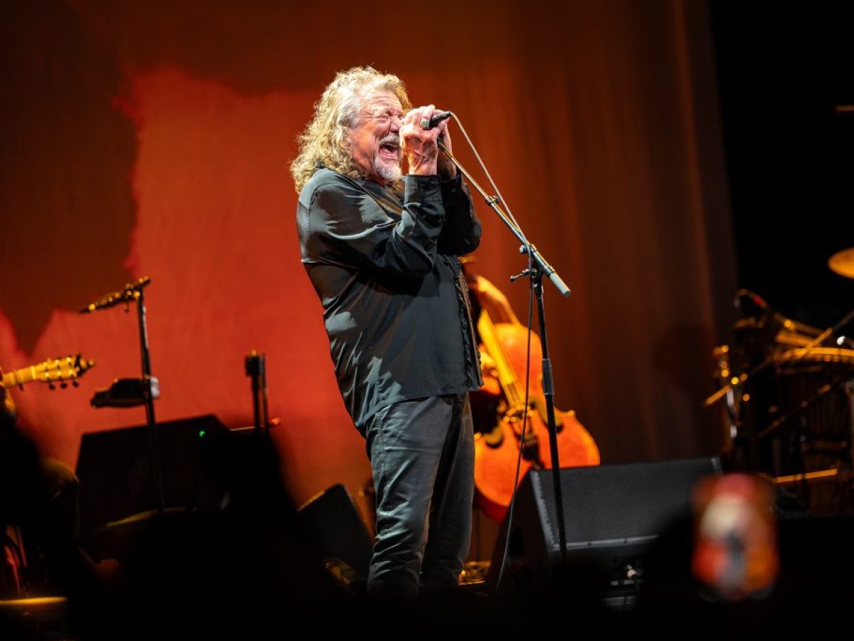 Robert Plant στον Λυκαβηττό: Γιατί δεν τραγούδησε το «Stairway to Heaven» και κέρδισε το κοινό | ΤΟ ΒΗΜΑ