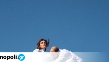 Love Me: &Mu;&iota;&alpha; &pi;&alpha;&rho;ά&sigma;&tau;&alpha;&sigma;&eta; &chi;&omicron;&rho;&omicron;ύ &gamma;&iota;&alpha; ό&sigma;&alpha; &sigma;&upsilon;&mu;&beta;&alpha;ί&nu;&omicron;&upsilon;&nu; &mu;&epsilon;&tau;ά &tau;&eta;&nu; &pi;&rho;ώ&tau;&eta; &mu;&alpha;&tau;&iota;ά