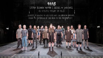 Mothers &ndash; A Song for Wartime, &tau;&eta;&sigmaf; &Mu;ά&rho;&tau;&alpha; &Gamma;&kappa;ό&rho;&nu;&iota;&tau;&sigma;&kappa;&alpha; &sigma;&tau;&omicron; &Mu;&iota;&kappa;&rho;ό &Theta;έ&alpha;&tau;&rho;&omicron; &Alpha;&rho;&chi;&alpha;ί&alpha;&sigmaf; &Epsilon;&pi;&iota;&delta;&alpha;ύ&rho;&omicron;&upsilon; | CultureNow.gr
