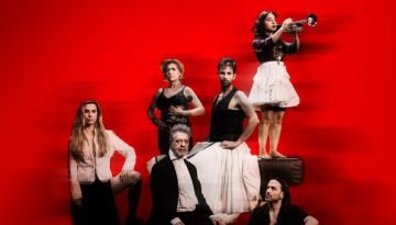 &laquo;&Eta; &Gamma;&upsilon;&nu;&alpha;ί&kappa;&alpha; &tau;&eta;&sigmaf; &Zeta;ά&kappa;&upsilon;&theta;&omicron;&sigmaf; | &Delta;&iota;ά&lambda;&omicron;&gamma;&omicron;&sigmaf; &sigma;&tau;&alpha; &epsilon;&rho;&epsilon;ί&pi;&iota;&alpha; &tau;&omicron;&upsilon; &Mu;&epsilon;&sigma;&omicron;&lambda;&omicron;&gamma;&gamma;ί&omicron;&upsilon;&raquo; &sigma;&epsilon; &sigma;&kappa;&eta;&nu;&omicron;&theta;&epsilon;&sigma;ί&alpha; &Mu;ά&nu;&omicron;&upsilon; &Kappa;&alpha;&rho;&alpha;&tau;&zeta;&omicron;&gamma;&iota;ά&nu;&nu;&eta; &gamma;&iota;&alpha; &tau;&alpha; 200 &chi;&rho;ό&nu;&omega;&nu; &alpha;&pi;ό &tau;&eta;&nu; Έ&xi;&omicron;&delta;&omicron; &tau;&omicron;&upsilon; &Mu;&epsilon;&sigma;&omicron;&lambda;&omicron;&gamma;&gamma;ί&omicron;&upsilon;