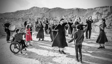 &laquo;&Tau;&rho;&omega;ά&delta;&epsilon;&sigmaf;&raquo; &ndash; &Eta; &pi;&rho;ώ&tau;&eta; &kappa;&alpha;&theta;&omicron;&lambda;&iota;&kappa;ά &pi;&rho;&omicron;&sigma;&beta;ά&sigma;&iota;&mu;&eta; &pi;&alpha;&rho;ά&sigma;&tau;&alpha;&sigma;&eta; &sigma;&tau;&omicron; &Alpha;&rho;&chi;&alpha;ί&omicron; &Theta;έ&alpha;&tau;&rho;&omicron; &tau;&eta;&sigmaf; &Epsilon;&pi;&iota;&delta;&alpha;ύ&rho;&omicron;&upsilon;