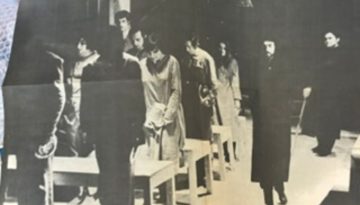 &Theta;&epsilon;&alpha;&tau;&rho;&iota;&kappa;ό &Mu;&omicron;&upsilon;&sigma;&epsilon;ί&omicron;: &Tau;&omicron; &Upsilon;&Pi;&Pi;&Omicron; &epsilon;&mu;&pi;&lambda;&omicron;&upsilon;&tau;ί&zeta;&epsilon;&iota; &tau;&iota;&sigmaf; &Sigma;&upsilon;&lambda;&lambda;&omicron;&gamma;έ&sigmaf; &tau;&omicron;&upsilon; &mu;&epsilon; &iota;&sigma;&tau;&omicron;&rho;&iota;&kappa;ό &alpha;&rho;&chi;&epsilon;ί&omicron; &kappa;&alpha;&iota; &kappa;&omicron;&sigma;&tau;&omicron;ύ&mu;&iota;&alpha; &tau;&omega;&nu; &laquo;&Delta;&epsilon;&sigma;&mu;ώ&nu;&raquo;