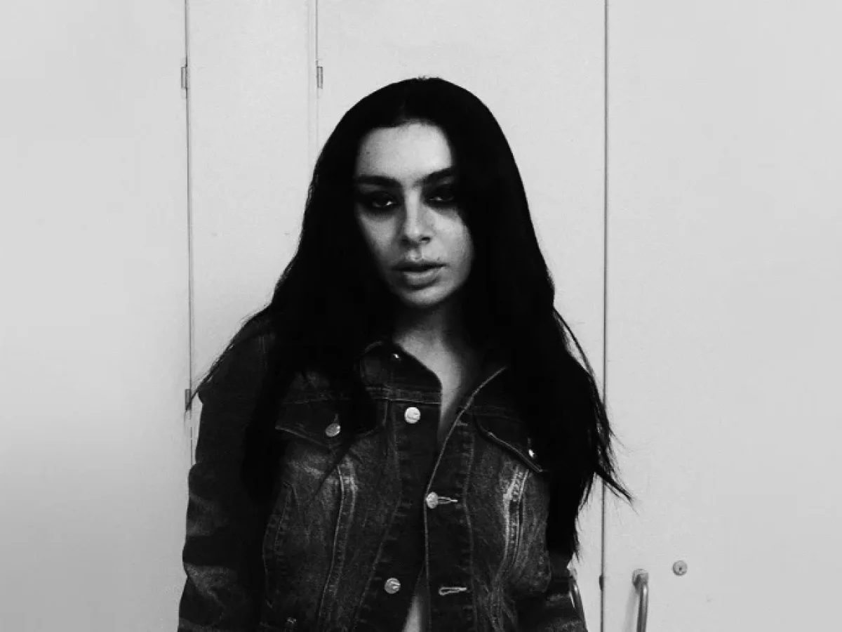 30 λεπτά, και 3 λέξεις – Η Charli XCX ζει το δεύτερο καλοκαίρι της μετά το «brat» | ΤΟ ΒΗΜΑ